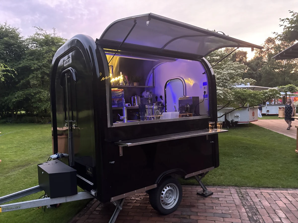 Schwarzer Eventanhänger als mobile Bar
