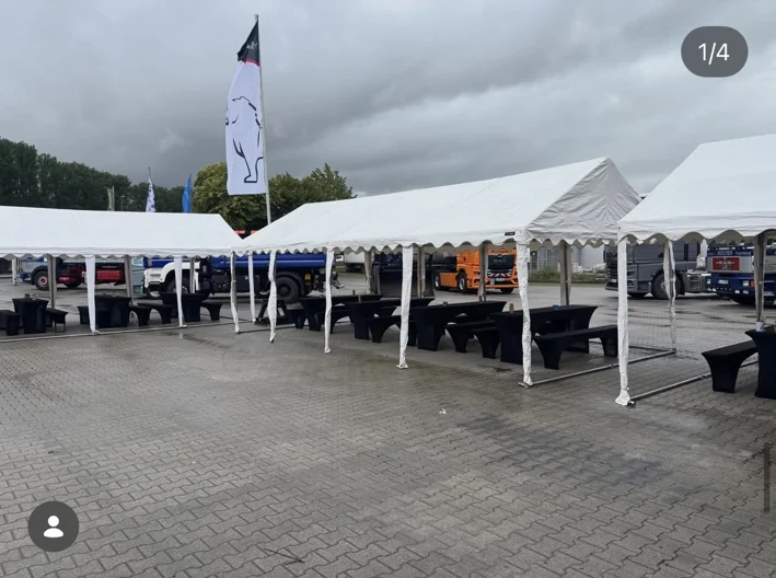 Zelt und Sitzbereiche bei einer Firmenveranstaltung